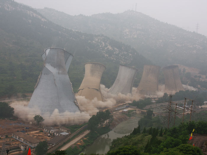 萊蕪發電廠水塔爆破拆除工程